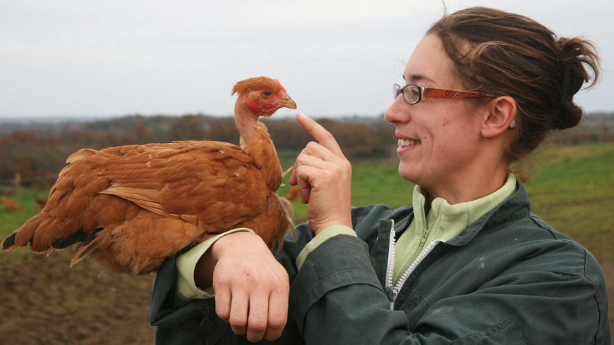 Agricultrice proche de ses animaux