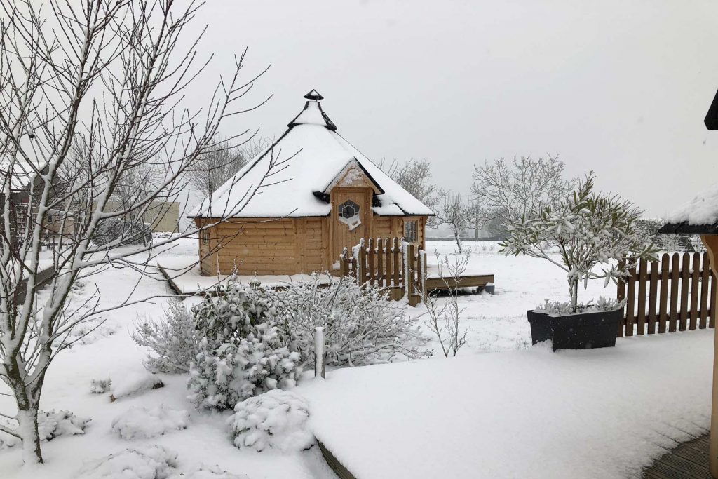 Kota finlandais sous la neige à la Courillère en Vendée