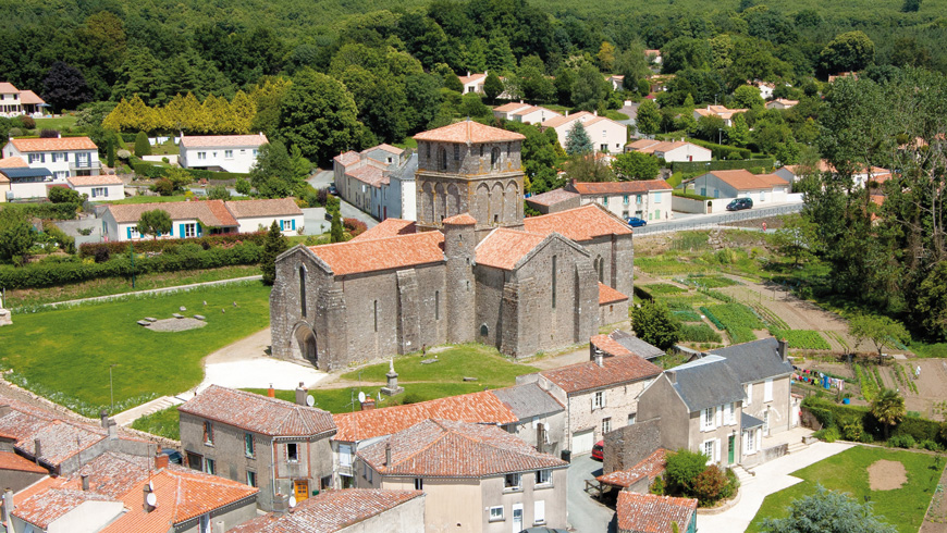 Vue aérienne église Notre-Dame de Pouzauges