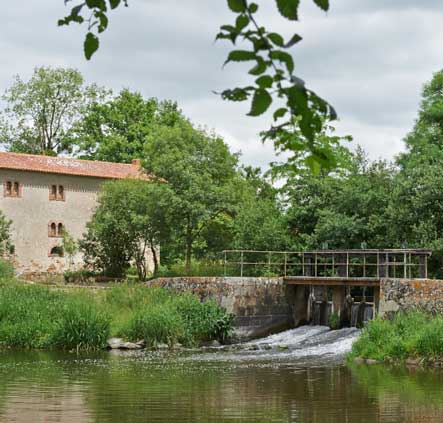 Passage de la Sèvre Nantaise à la Pommeraie sur Sèvre