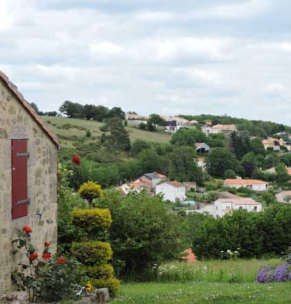 Vue du Donjon des Châtelliers sur le sentier pédestre